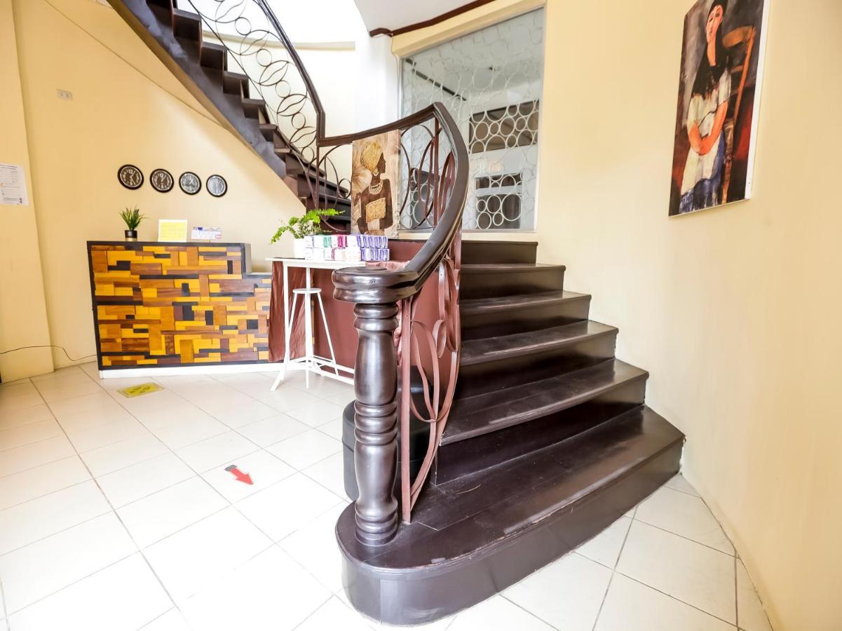 Oyo 759 Royal South Garden Suites Tagaytay City Bagian luar foto