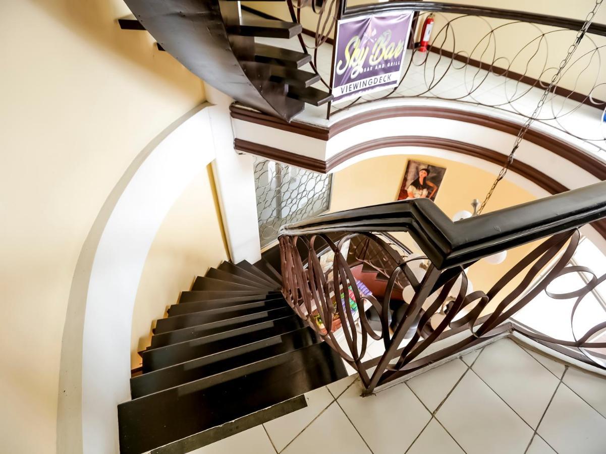 Oyo 759 Royal South Garden Suites Tagaytay City Bagian luar foto
